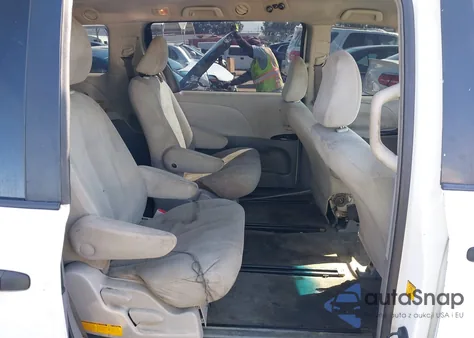 2011 Toyota Sienna z USA, uszkodzony, nr VIN 5TDKA3DC1BS002075